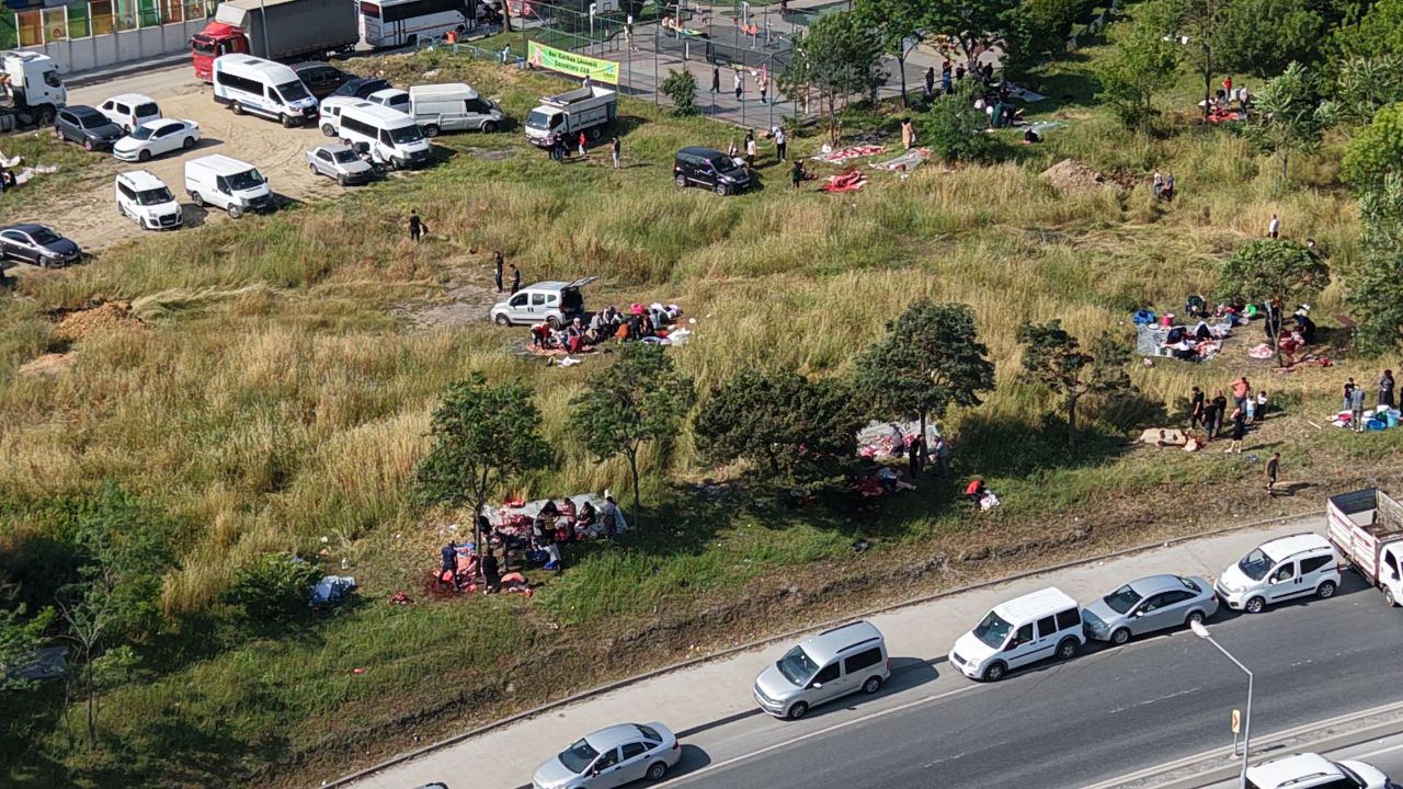 Kaçak kurban kesimi her yerde, yasağa aldırış etmediler; boş araziler, yol kenarları, ağaç altları... 6