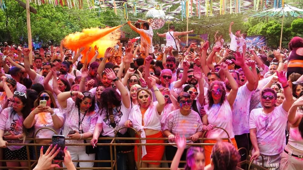 Van'da bayram coşkusu renklendi: İranlı turistler boya ve su festivalinde eğlendi! 1