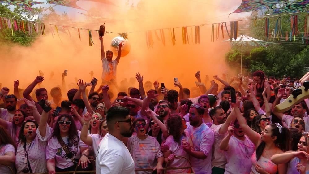 Van'da bayram coşkusu renklendi: İranlı turistler boya ve su festivalinde eğlendi! 2