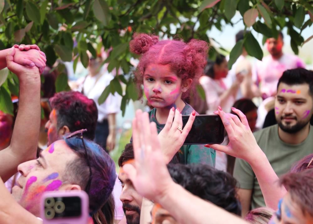 Van'da bayram coşkusu renklendi: İranlı turistler boya ve su festivalinde eğlendi! 3