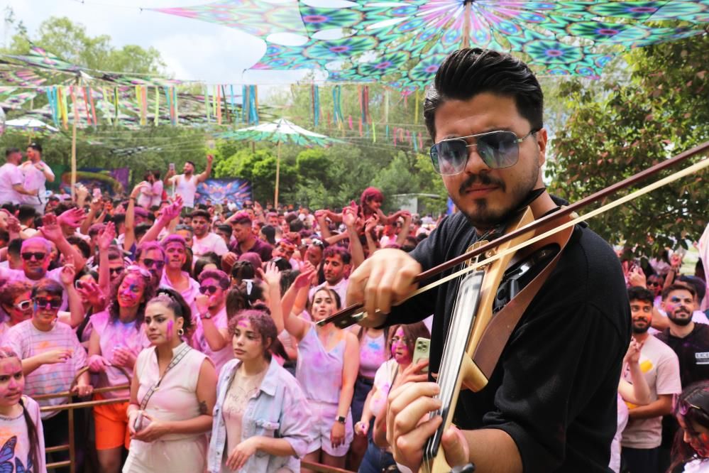 Van'da bayram coşkusu renklendi: İranlı turistler boya ve su festivalinde eğlendi! 4