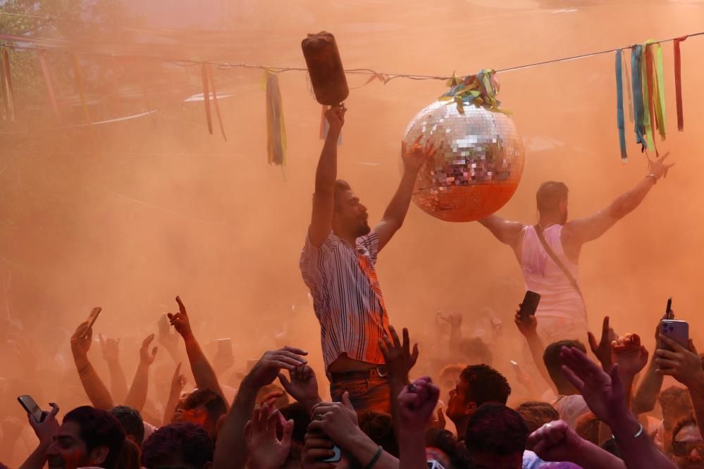 Van'da bayram coşkusu renklendi: İranlı turistler boya ve su festivalinde eğlendi! 6