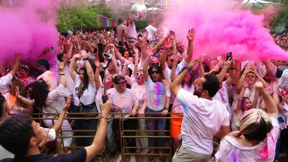 Van'da bayram coşkusu renklendi: İranlı turistler boya ve su festivalinde eğlendi! 5