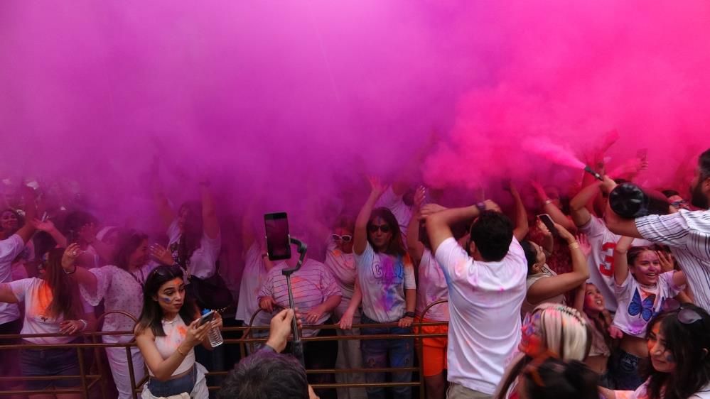 Van'da bayram coşkusu renklendi: İranlı turistler boya ve su festivalinde eğlendi! 12