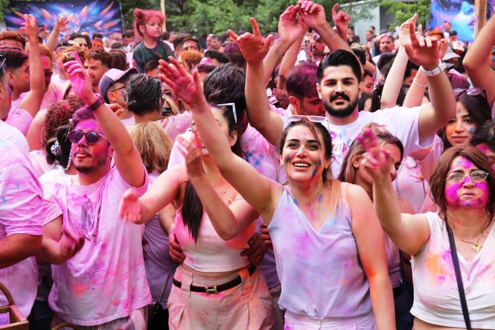 Van'da bayram coşkusu renklendi: İranlı turistler boya ve su festivalinde eğlendi! 10