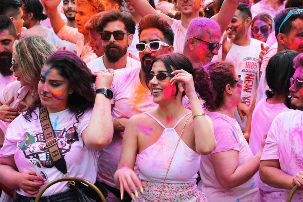 Van'da bayram coşkusu renklendi: İranlı turistler boya ve su festivalinde eğlendi! 8