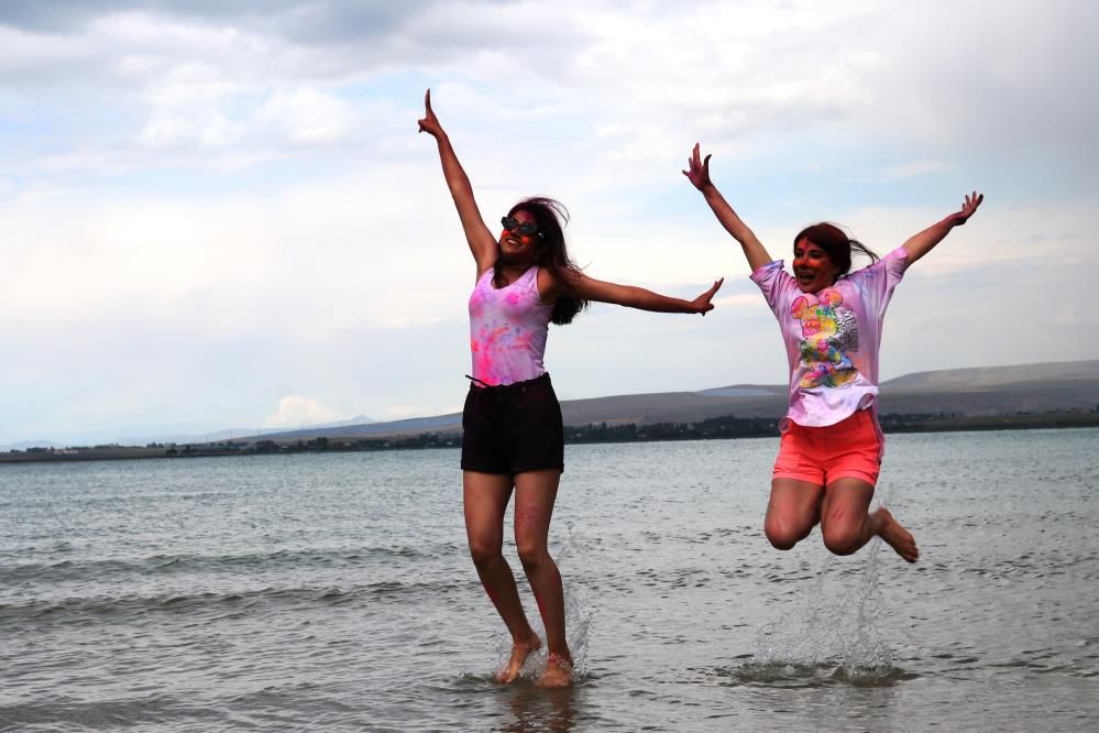 Van'da bayram coşkusu renklendi: İranlı turistler boya ve su festivalinde eğlendi! 7