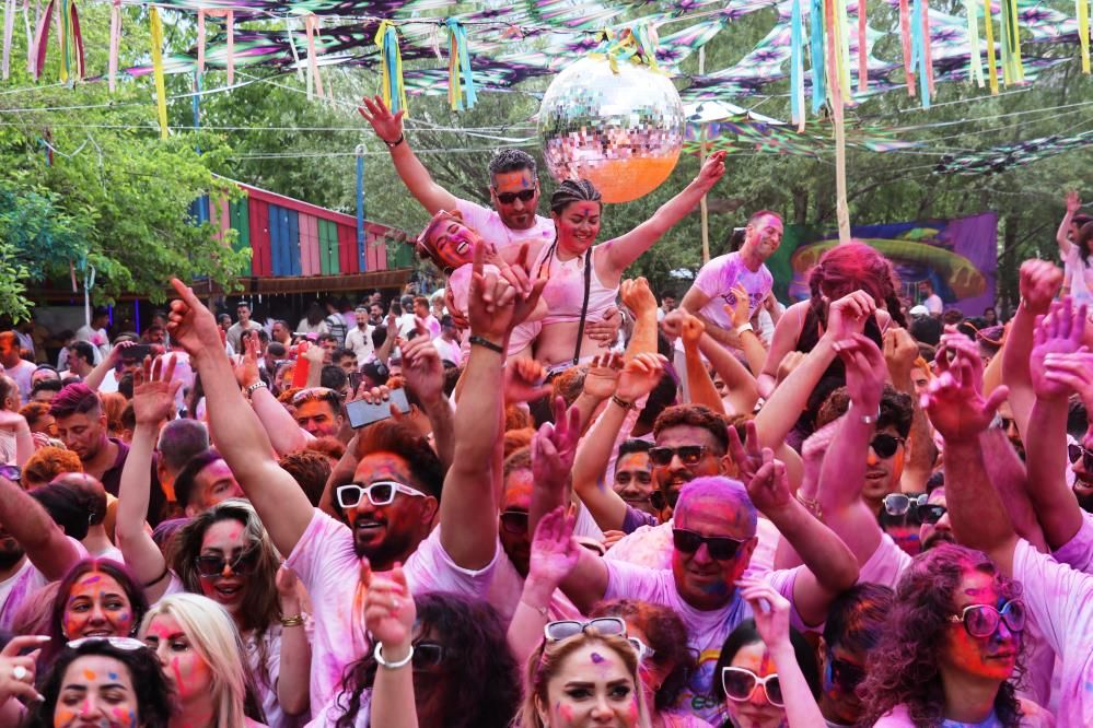 Van'da bayram coşkusu renklendi: İranlı turistler boya ve su festivalinde eğlendi! 9