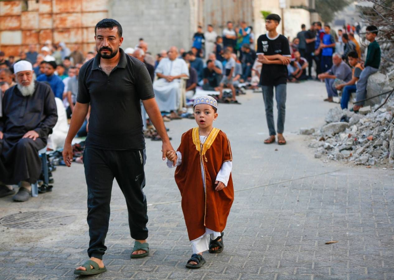 Gazze'de bayram namazı enkazlar üzerinde kılındı... Katil İsrail, Kurban Bayramı sabahı saldırılarına devam etti 9