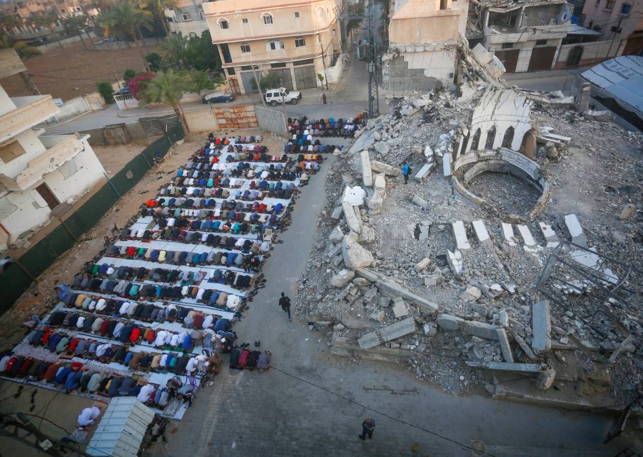 Gazze'de bayram namazı enkazlar üzerinde kılındı... Katil İsrail, Kurban Bayramı sabahı saldırılarına devam etti 8