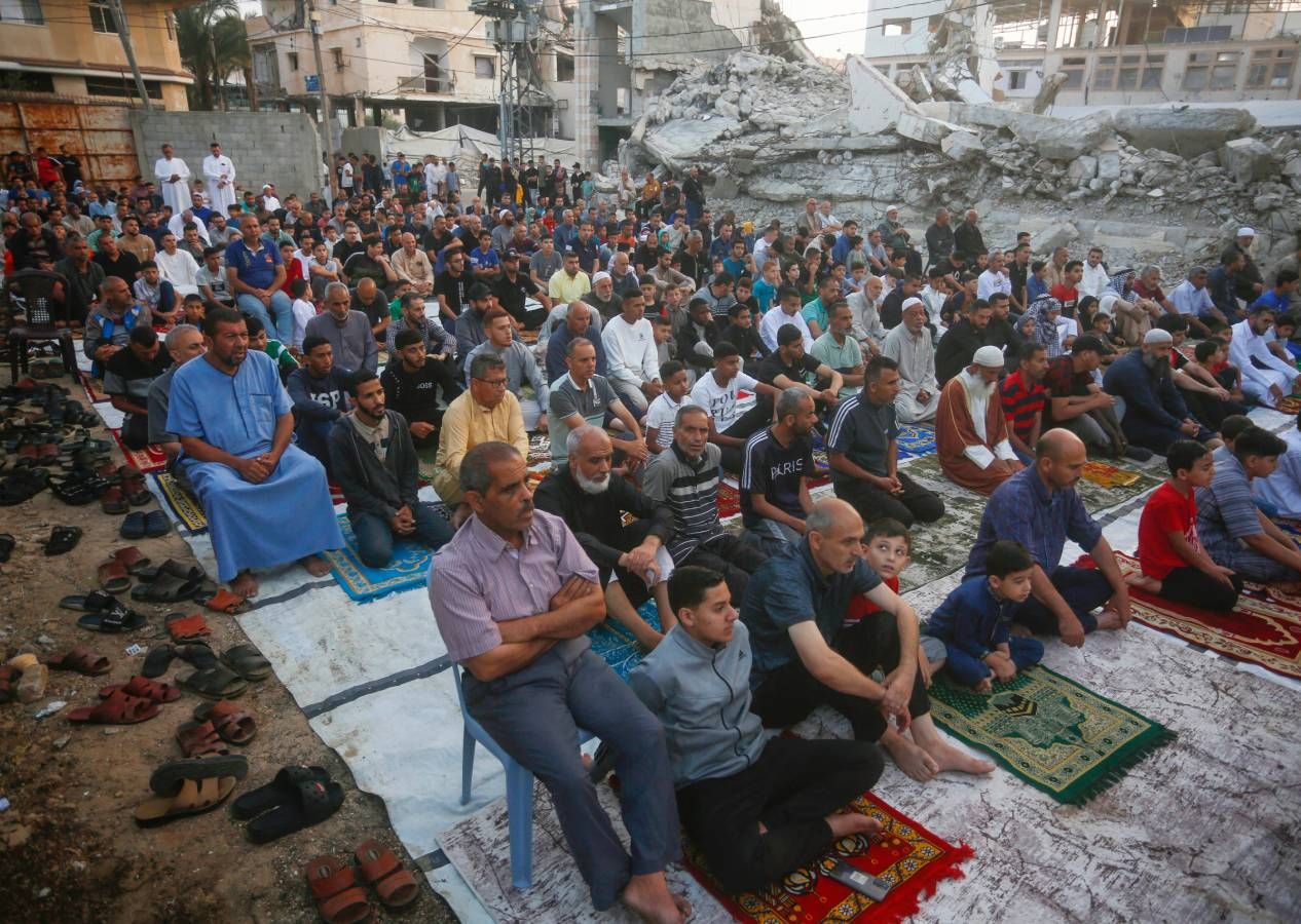 Gazze'de bayram namazı enkazlar üzerinde kılındı... Katil İsrail, Kurban Bayramı sabahı saldırılarına devam etti 10
