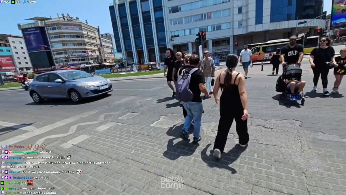 Kadıköy'de yaşlı adamdan Güney Koreli fenomen Mhyochi'ye taciz! Yayında "yardım" diye ağladı 7