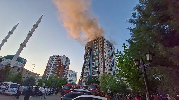 Diyarbakır'da anne ve 3 çocuğunun öldüğü yangın faciasında kan donduran detay: Yangın merdiveni vardı ama penceresi yoktu! 5