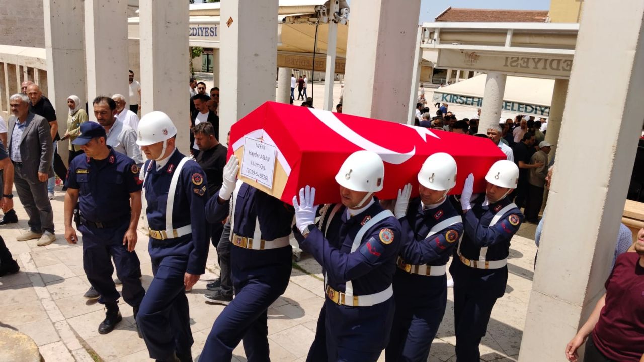 Mutluluğa giderken yolda karşılarına ölüm çıktı! Uzman çavuş Haydar Aslan ve eşi Ecemnur Aslan toprağa verildi, 5 aylık bebekleri yoğun bakımda 5