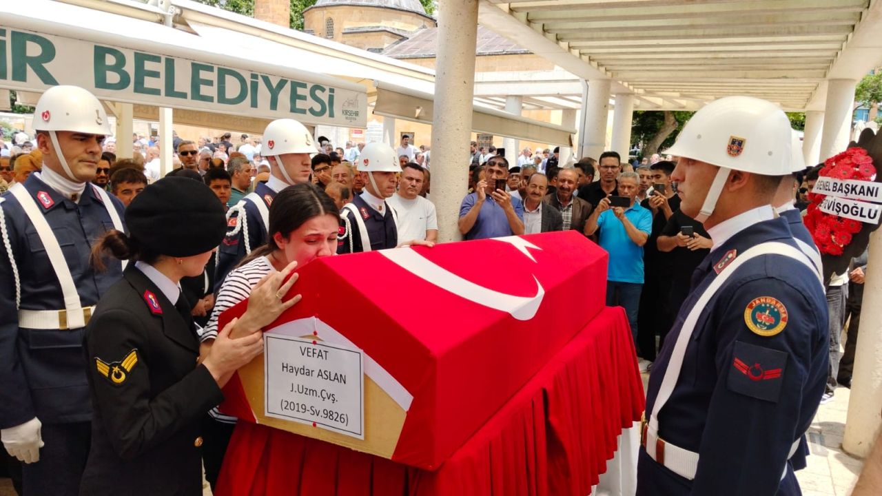 Mutluluğa giderken yolda karşılarına ölüm çıktı! Uzman çavuş Haydar Aslan ve eşi Ecemnur Aslan toprağa verildi, 5 aylık bebekleri yoğun bakımda 1
