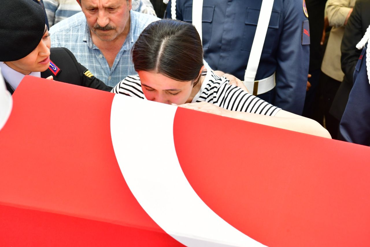 Mutluluğa giderken yolda karşılarına ölüm çıktı! Uzman çavuş Haydar Aslan ve eşi Ecemnur Aslan toprağa verildi, 5 aylık bebekleri yoğun bakımda 2