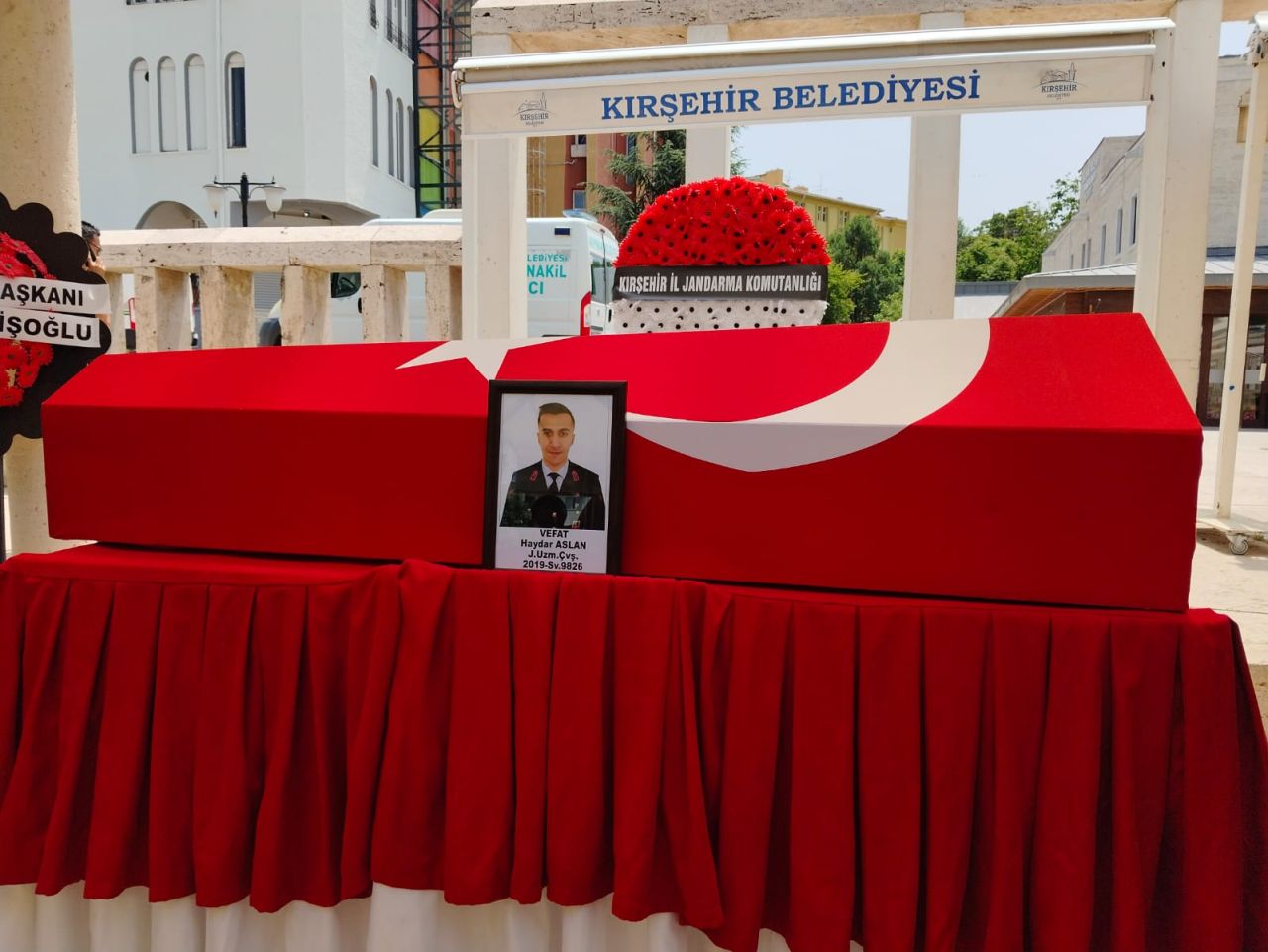 Mutluluğa giderken yolda karşılarına ölüm çıktı! Uzman çavuş Haydar Aslan ve eşi Ecemnur Aslan toprağa verildi, 5 aylık bebekleri yoğun bakımda 4