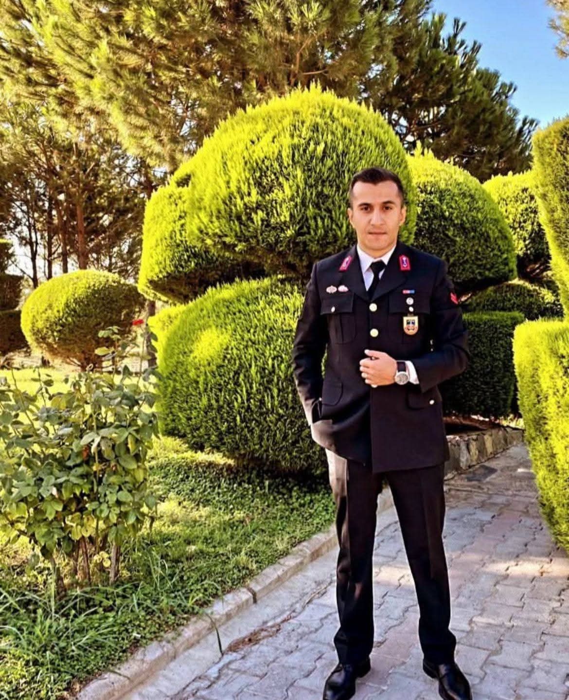 Mutluluğa giderken yolda karşılarına ölüm çıktı! Uzman çavuş Haydar Aslan ve eşi Ecemnur Aslan toprağa verildi, 5 aylık bebekleri yoğun bakımda 8