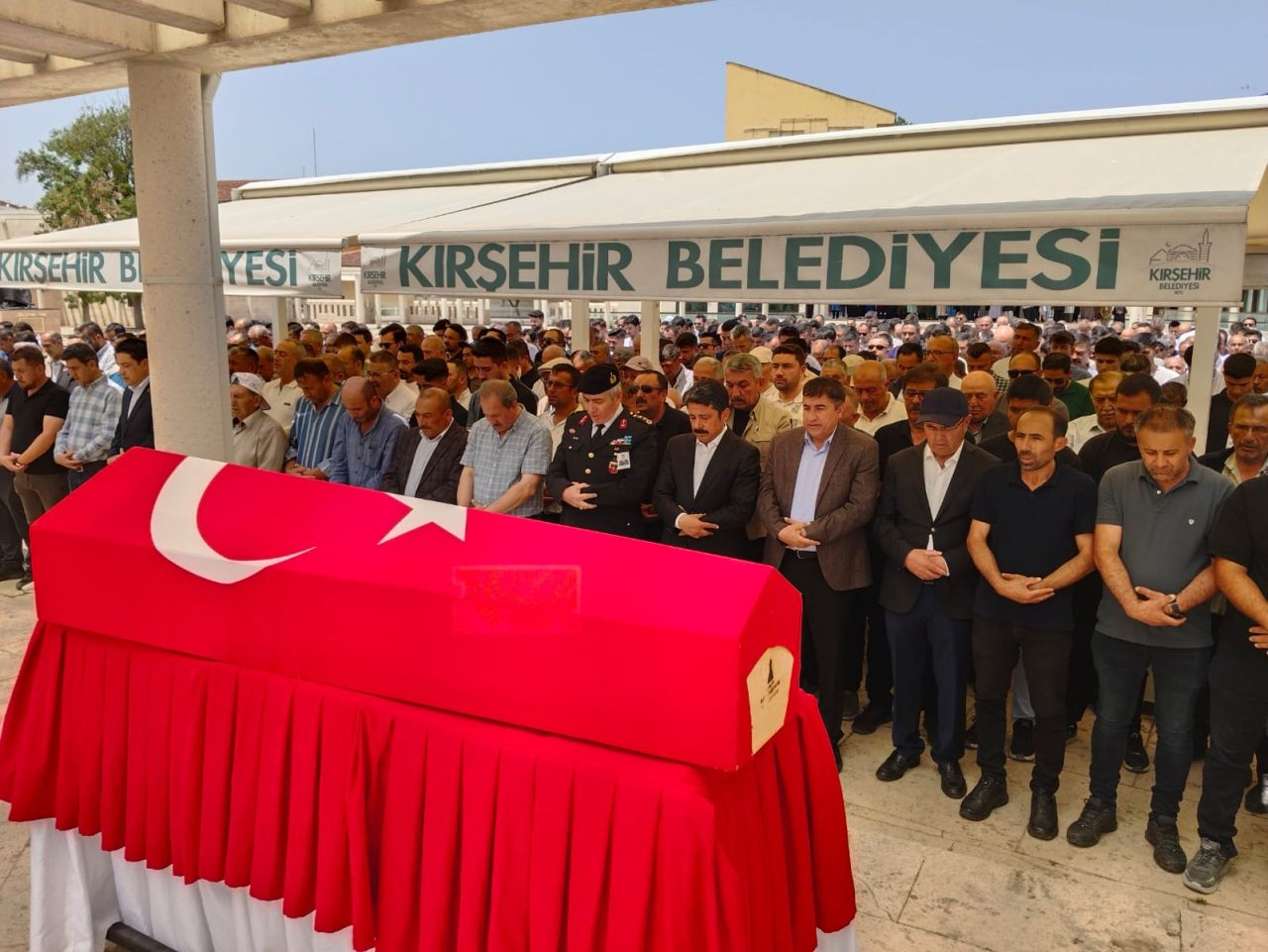 Mutluluğa giderken yolda karşılarına ölüm çıktı! Uzman çavuş Haydar Aslan ve eşi Ecemnur Aslan toprağa verildi, 5 aylık bebekleri yoğun bakımda 7