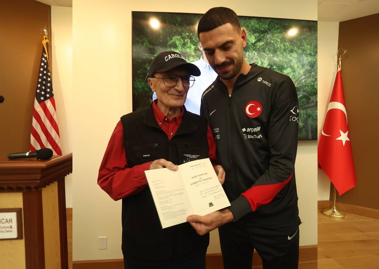 ABD galibiyeti sonrası Aziz Sancar'a ziyaret: Merih'e kitap imzaladı, "Tanrı Türkü Korusun!" notu düştü 5