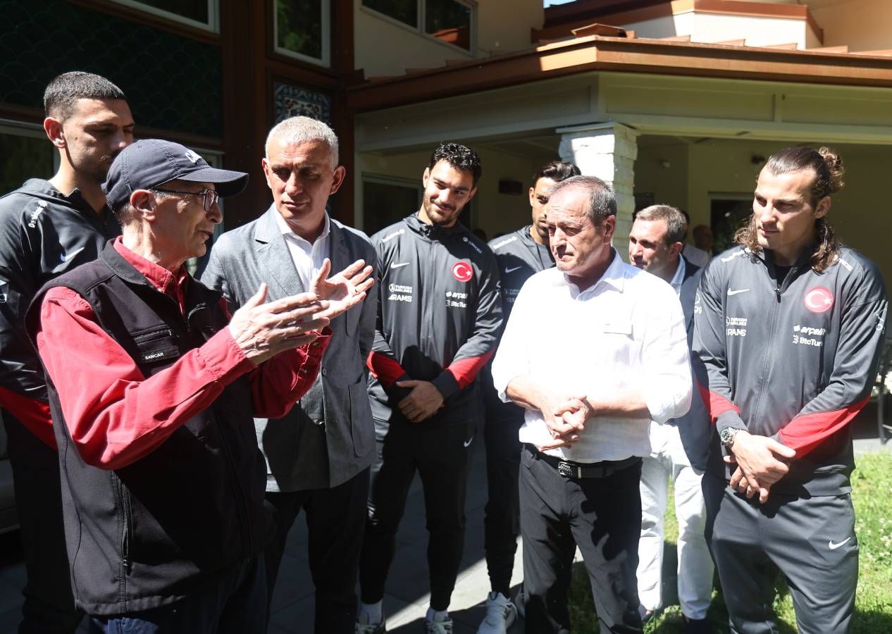 ABD galibiyeti sonrası Aziz Sancar'a ziyaret: Merih'e kitap imzaladı, "Tanrı Türkü Korusun!" notu düştü 3
