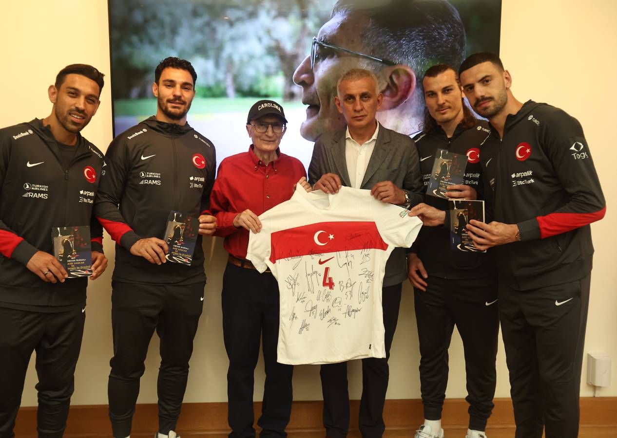 ABD galibiyeti sonrası Aziz Sancar'a ziyaret: Merih'e kitap imzaladı, "Tanrı Türkü Korusun!" notu düştü 2