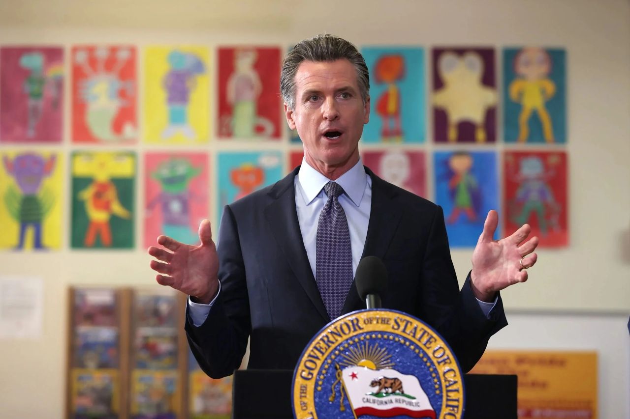 Los Angeles’ta tansiyon yüksek! Kaliforniya Valisi'nden Trump'a zehir zemberek çıkış: Askerlerini yiyeceksiz, susuz gönderdin! 3
