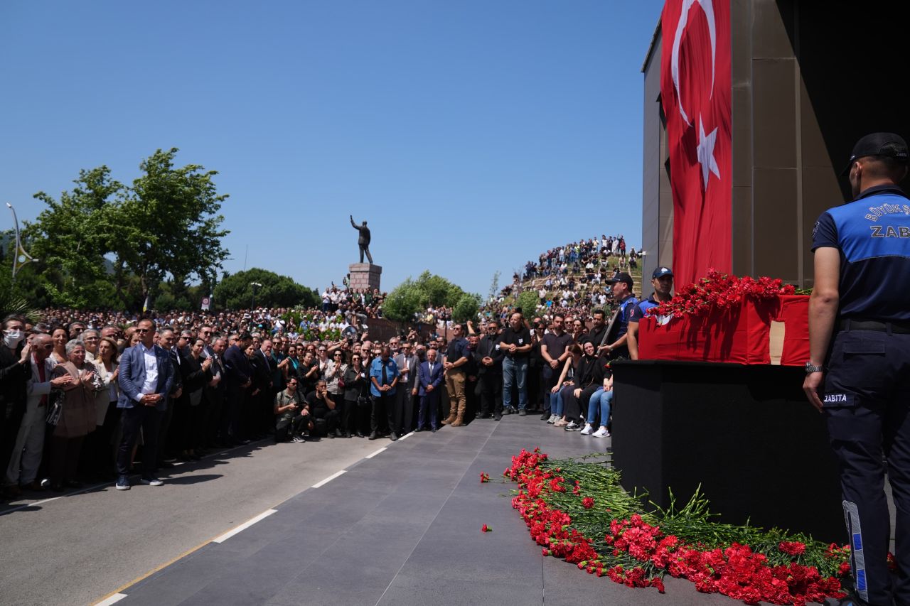 Manisa yasta... Ferdi Zeyrek'in cenaze töreni Cumhuriyet Meydanı’nda düzenleniyor! Yüzlerce Manisalı Cumhuriyet Meydanı’nda buluştu 10
