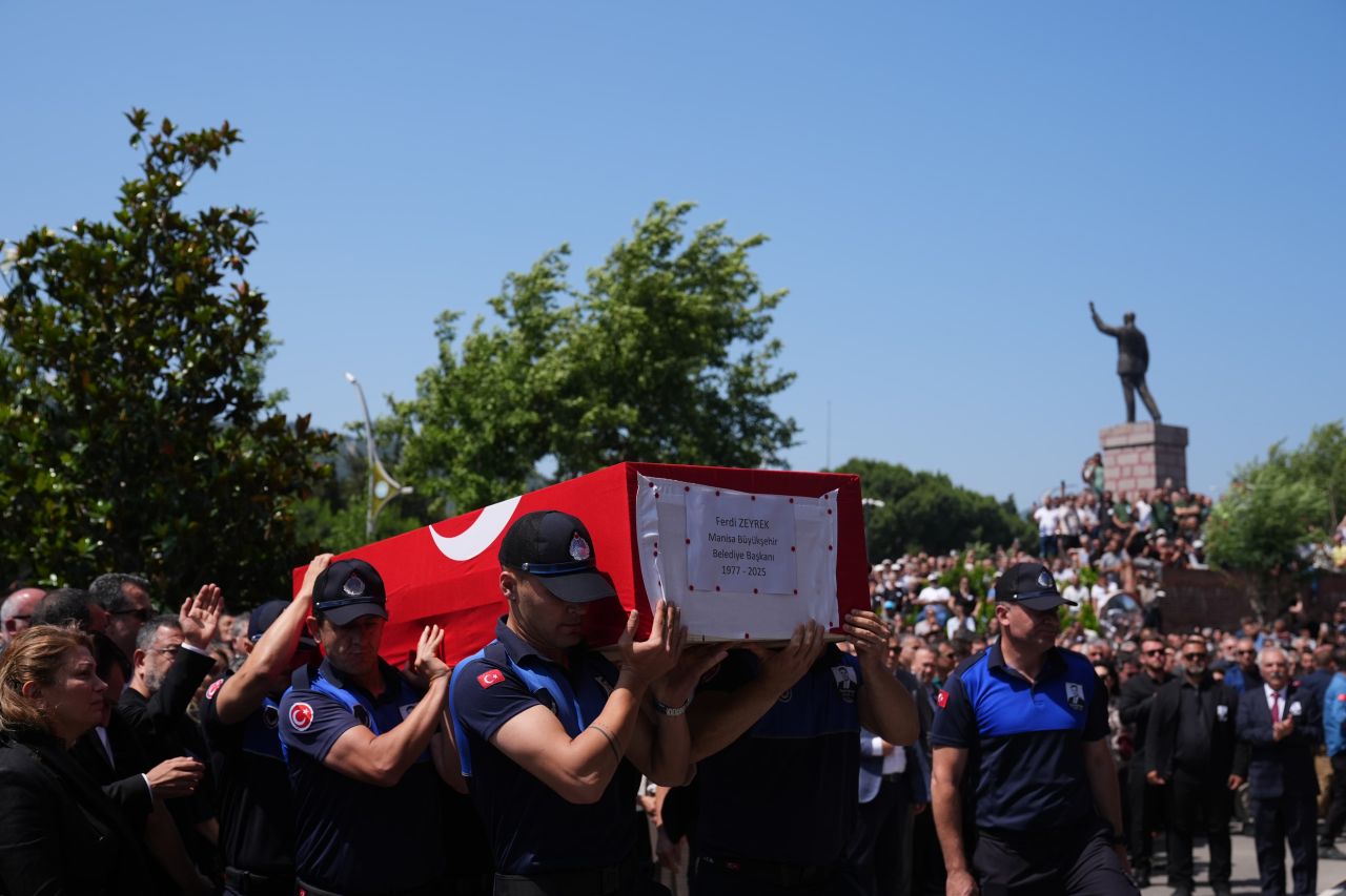 Manisa yasta... Ferdi Zeyrek'in cenaze töreni Cumhuriyet Meydanı’nda düzenleniyor! Yüzlerce Manisalı Cumhuriyet Meydanı’nda buluştu 9