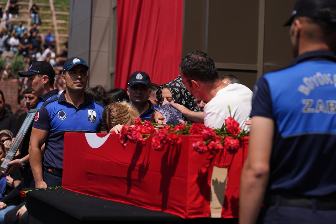 Manisa yasta... Ferdi Zeyrek'in cenaze töreni Cumhuriyet Meydanı’nda düzenleniyor! Yüzlerce Manisalı Cumhuriyet Meydanı’nda buluştu 12