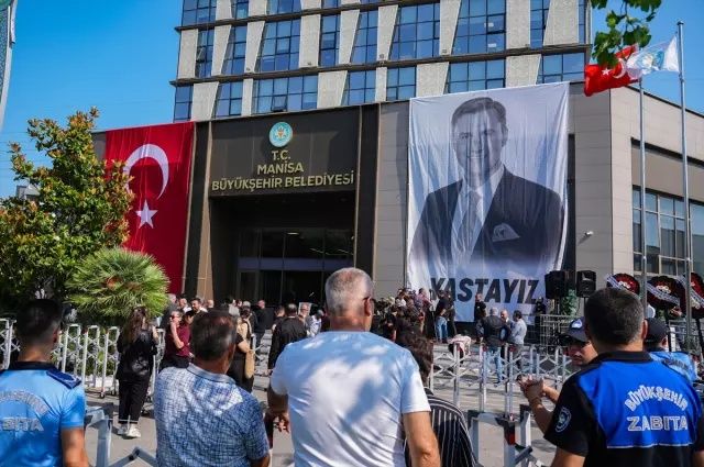 Manisa yasta... Ferdi Zeyrek'in cenaze töreni Cumhuriyet Meydanı’nda düzenleniyor! Yüzlerce Manisalı Cumhuriyet Meydanı’nda buluştu 6