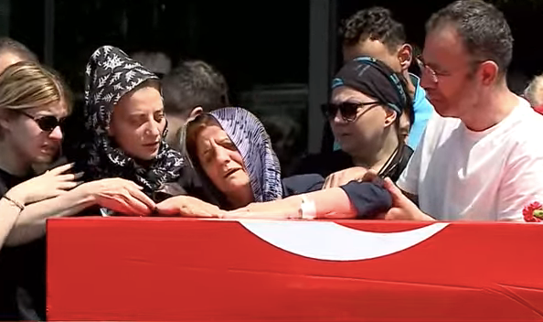 Manisa yasta... Ferdi Zeyrek'in cenaze töreni Cumhuriyet Meydanı’nda düzenleniyor! Yüzlerce Manisalı Cumhuriyet Meydanı’nda buluştu 3