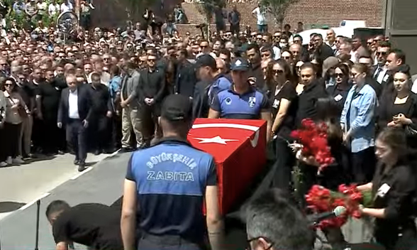 Manisa yasta... Ferdi Zeyrek'in cenaze töreni Cumhuriyet Meydanı’nda düzenleniyor! Yüzlerce Manisalı Cumhuriyet Meydanı’nda buluştu 8