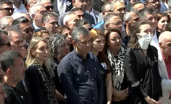 Manisa yasta... Ferdi Zeyrek'in cenaze töreni Cumhuriyet Meydanı’nda düzenleniyor! Yüzlerce Manisalı Cumhuriyet Meydanı’nda buluştu 7