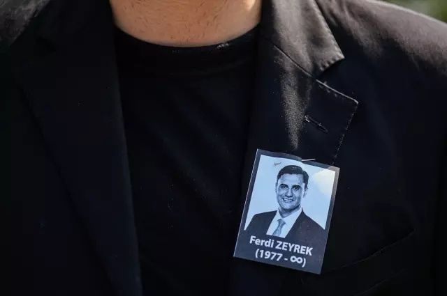 Manisa yasta... Ferdi Zeyrek'in cenaze töreni Cumhuriyet Meydanı’nda düzenleniyor! Yüzlerce Manisalı Cumhuriyet Meydanı’nda buluştu 4