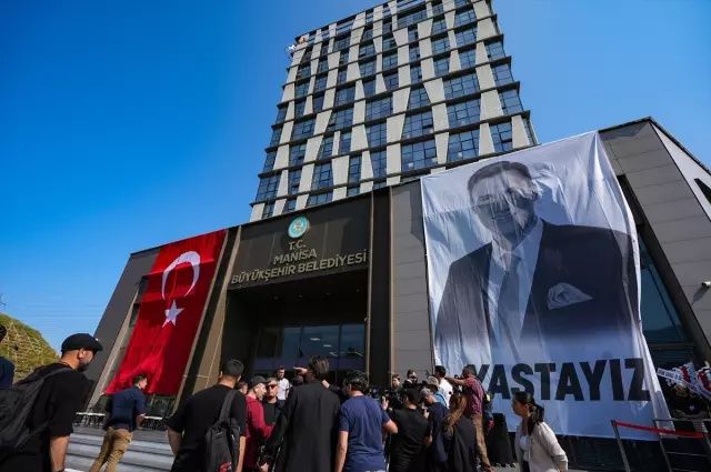 Manisa yasta... Ferdi Zeyrek'in cenaze töreni Cumhuriyet Meydanı’nda düzenleniyor! Yüzlerce Manisalı Cumhuriyet Meydanı’nda buluştu 2