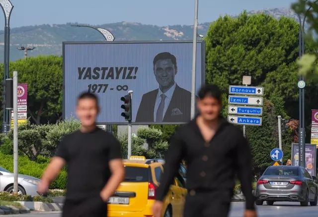 Manisa yasta... Ferdi Zeyrek'in cenaze töreni Cumhuriyet Meydanı’nda düzenleniyor! Yüzlerce Manisalı Cumhuriyet Meydanı’nda buluştu 5