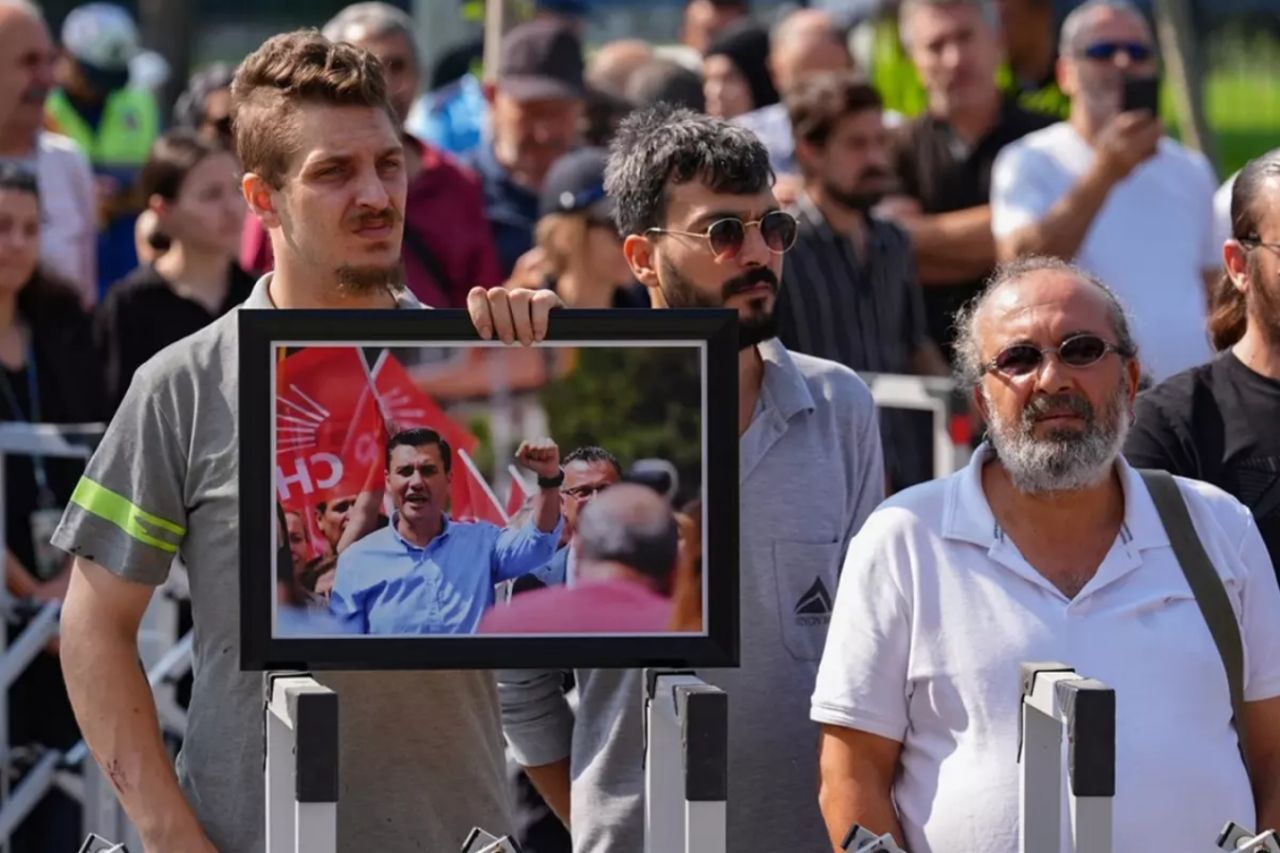 Manisa yasta... Ferdi Zeyrek'in cenaze töreni Cumhuriyet Meydanı’nda düzenleniyor! Yüzlerce Manisalı Cumhuriyet Meydanı’nda buluştu 1