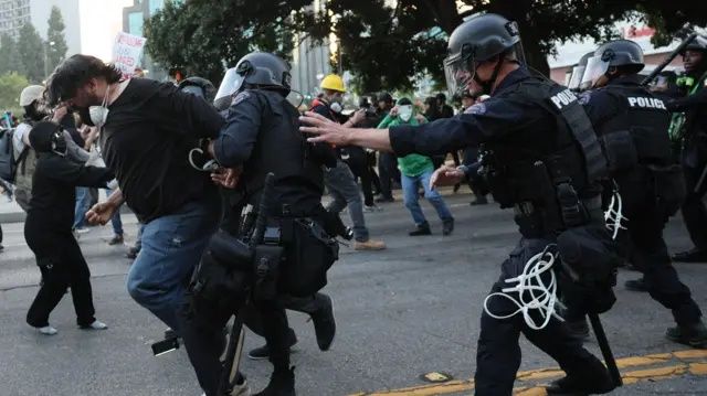 Trump’ın göçmen avı Los Angeles’ı yaktı: Askerler sokakta! İngiliz medyasından şok iddia: Amerika adım adım iç savaşa gidiyor! 5
