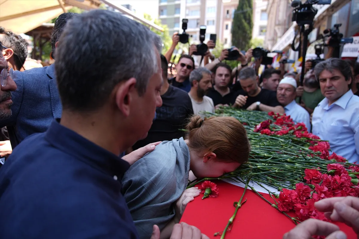 Ferdi Zeyrek'e vedadan acı kareler: Özgür Özel naaşı defnetti 1