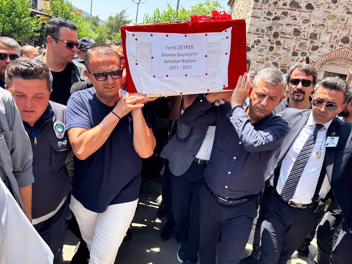 Ferdi Zeyrek'e vedadan acı kareler: Özgür Özel naaşı defnetti 2