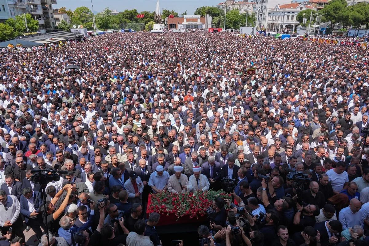 Ferdi Zeyrek'e vedadan acı kareler: Özgür Özel naaşı defnetti 4