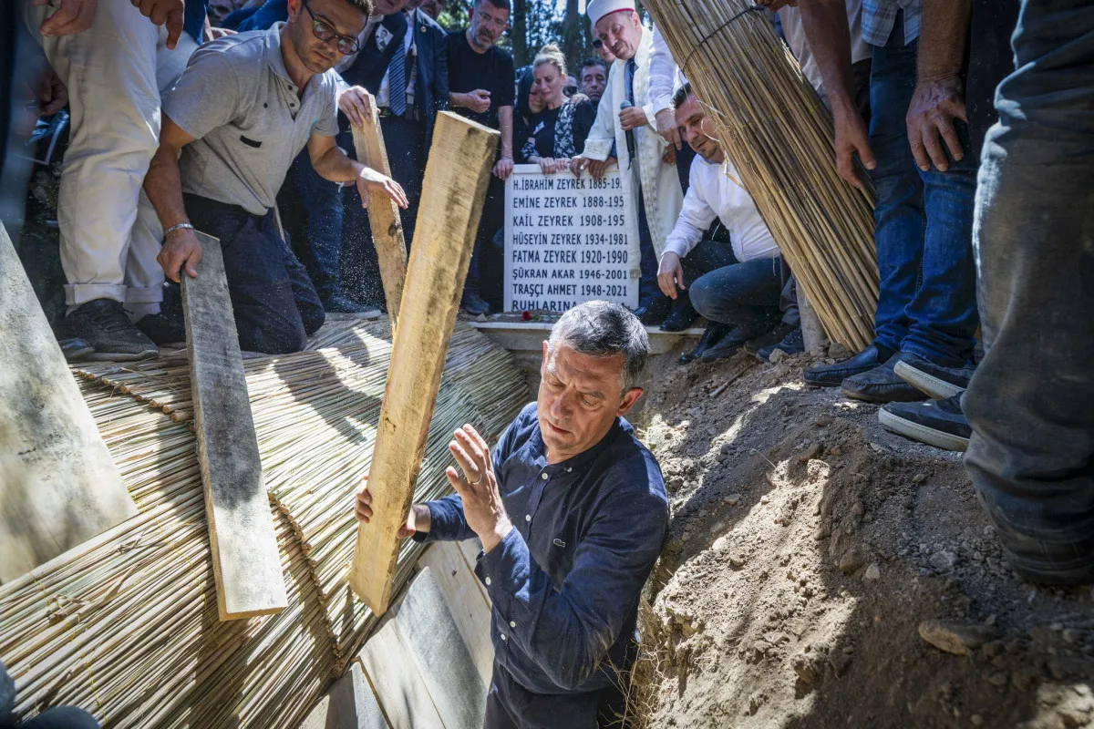 Ferdi Zeyrek'e vedadan acı kareler: Özgür Özel naaşı defnetti 5