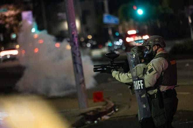 ABD'de sokaklar savaş alanı!  Los Angeles resmen kuşatma altında! Trump: Tükürürlerse vururuz! 3