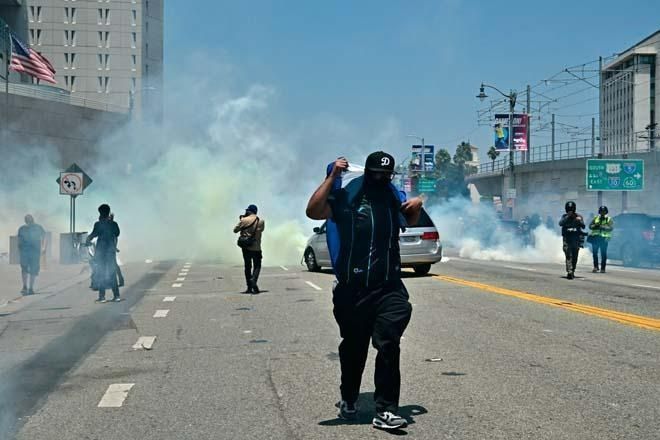 ABD'de sokaklar savaş alanı!  Los Angeles resmen kuşatma altında! Trump: Tükürürlerse vururuz! 4