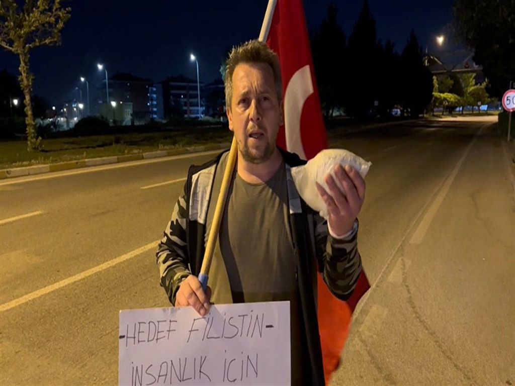 Gazze'ye yürüyor: Elinde bir paket un ve Türk bayrağı var... "Filistin'deki çocuklar da benim çocuklarım kadar değerli" 1