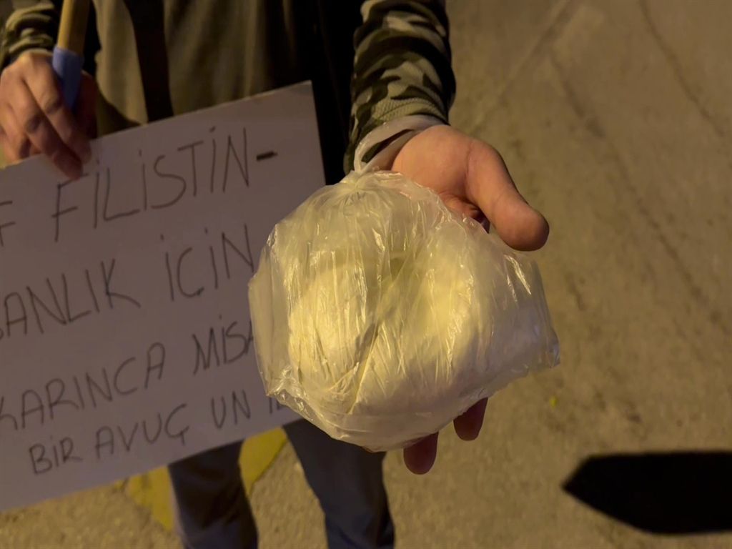 Gazze'ye yürüyor: Elinde bir paket un ve Türk bayrağı var... "Filistin'deki çocuklar da benim çocuklarım kadar değerli" 5