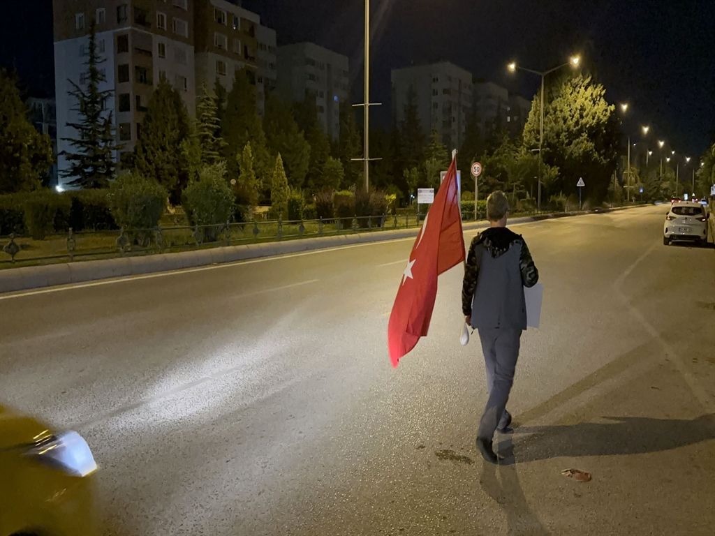 Gazze'ye yürüyor: Elinde bir paket un ve Türk bayrağı var... "Filistin'deki çocuklar da benim çocuklarım kadar değerli" 3