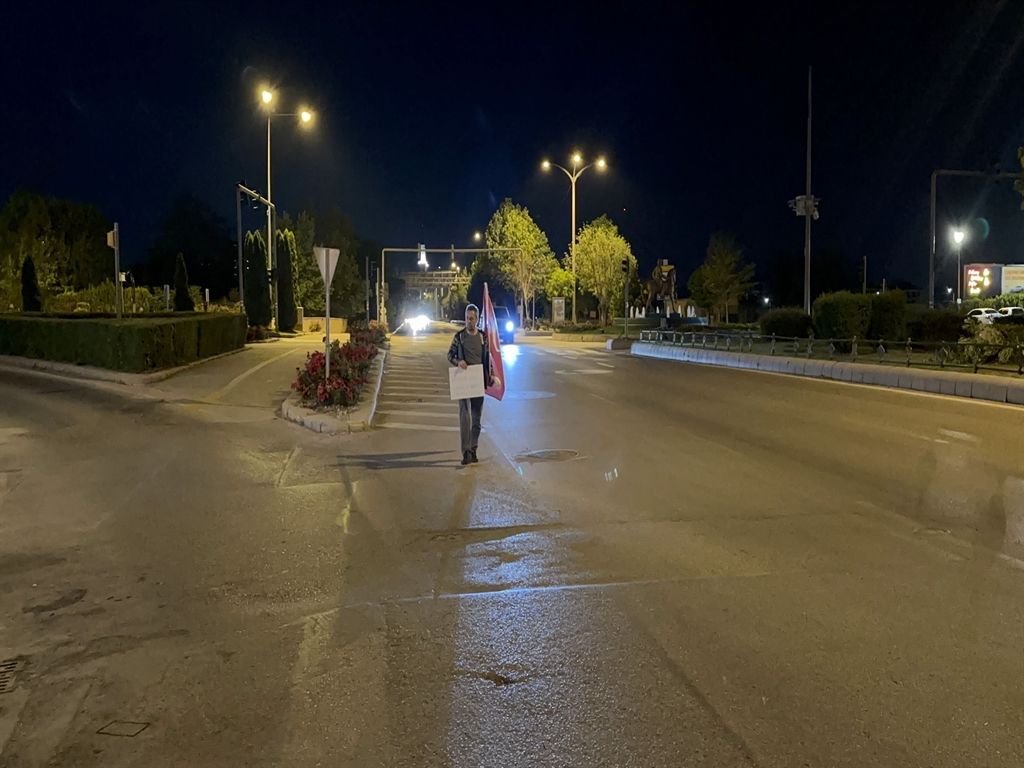 Gazze'ye yürüyor: Elinde bir paket un ve Türk bayrağı var... "Filistin'deki çocuklar da benim çocuklarım kadar değerli" 6