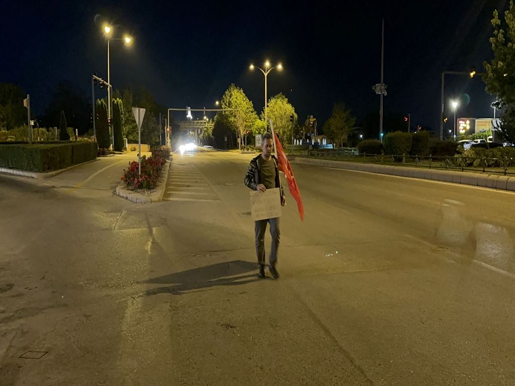Gazze'ye yürüyor: Elinde bir paket un ve Türk bayrağı var... "Filistin'deki çocuklar da benim çocuklarım kadar değerli" 10